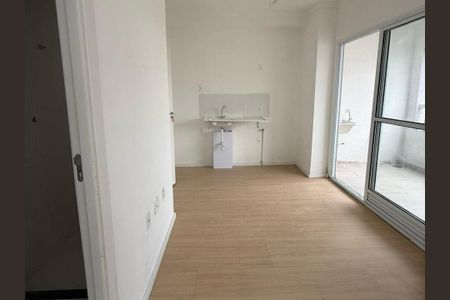 Apartamento à venda com 67m², 1 quarto e sem vagaSala com piso de madeira e duas pias em uma parede, com uma porta de vidro para a varanda.