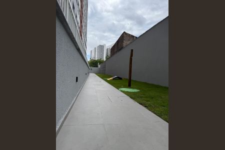 Apartamento à venda com 67m², 1 quarto e sem vagaPátio com gramado e muro de concreto, com edifícios de apartamentos ao fundo.