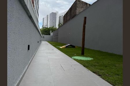 Apartamento à venda com 67m², 1 quarto e sem vagaPátio com gramado e rampa de madeira para cães, com vista para edifícios residenciais.
