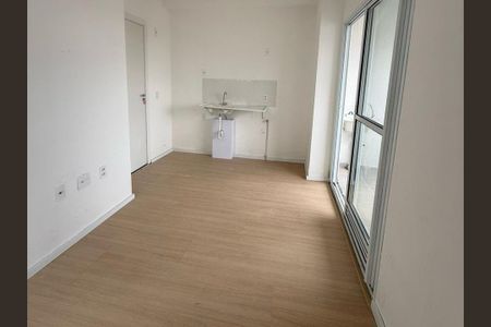 Apartamento à venda com 67m², 1 quarto e sem vagaSala com piso de madeira e porta de vidro, sem móveis ou decoração.