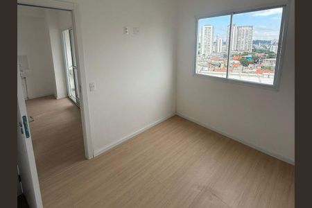 Apartamento à venda com 67m², 1 quarto e sem vagaVista da cidade desde uma varanda com piso de madeira e janelas grandes, iluminada por luz natural e com um nível de decoração básico.