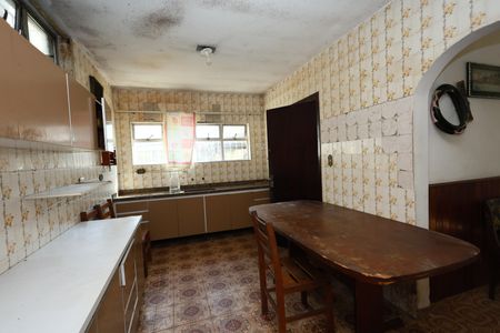 Casa à venda com 239m², 5 quartos e 2 vagascozinha 