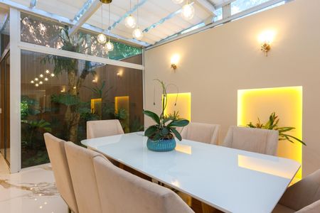 Casa de condomínio à venda com 347m², 4 quartos e 6 vagasSala