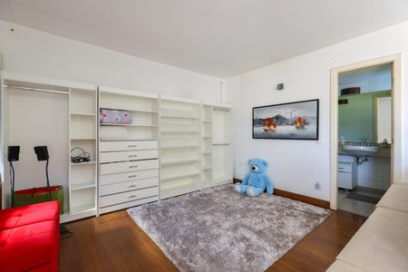 Casa de condomínio à venda com 347m², 4 quartos e 6 vagasSala Superior