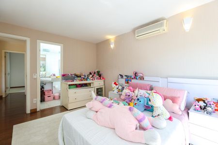 Casa de condomínio à venda com 347m², 4 quartos e 6 vagasSuíte 3