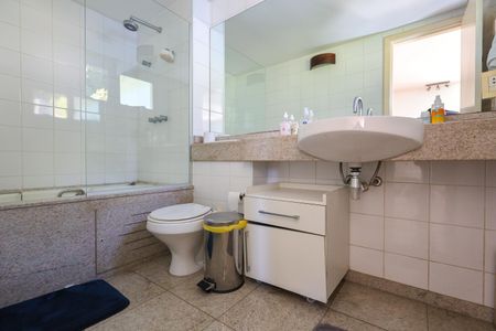 Casa de condomínio à venda com 347m², 4 quartos e 6 vagasBanheiro Superior