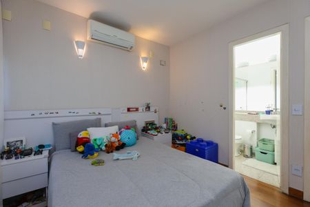 Casa de condomínio à venda com 347m², 4 quartos e 6 vagasSuíte 2