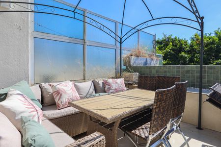 Casa de condomínio à venda com 347m², 4 quartos e 6 vagasÁrea externa