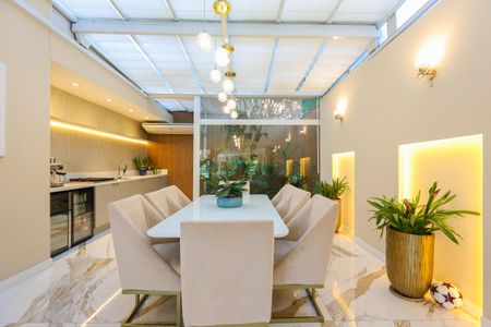 Casa de condomínio à venda com 347m², 4 quartos e 6 vagasSala