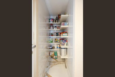 Casa de condomínio à venda com 347m², 4 quartos e 6 vagasDespensa