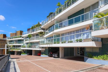 Casa de condomínio à venda com 347m², 4 quartos e 6 vagasFachada