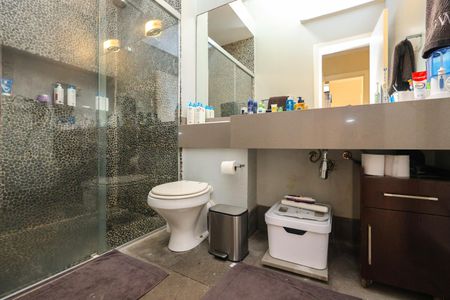 Casa de condomínio à venda com 347m², 4 quartos e 6 vagasBanheiro da Suíte 1