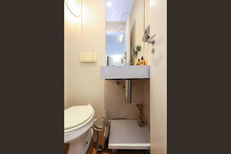 Casa de condomínio à venda com 347m², 4 quartos e 6 vagasLavabo