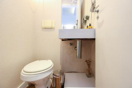 Casa de condomínio à venda com 347m², 4 quartos e 6 vagasLavabo