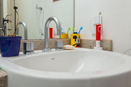 Casa de condomínio à venda com 347m², 4 quartos e 6 vagasBanheiro da Suíte 2