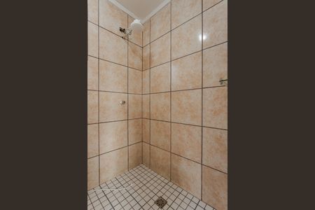 Banheiro de kitnet/studio para alugar com 1 quarto, 27m² em Vila Ipiranga, Porto Alegre