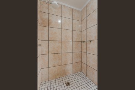 Banheiro de kitnet/studio para alugar com 1 quarto, 27m² em Vila Ipiranga, Porto Alegre