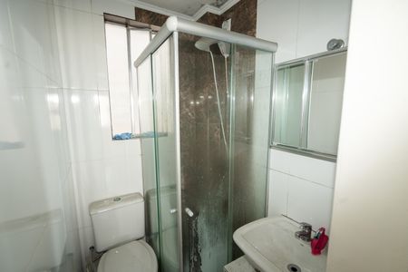 Banheiro de apartamento à venda com 1 quarto, 36m² em Passo D’areia, Porto Alegre