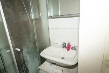 Banheiro de apartamento à venda com 1 quarto, 36m² em Passo D’areia, Porto Alegre