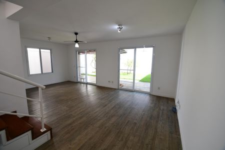 Sala de casa de condomínio para alugar com 3 quartos, 125m² em Jardim Myrian Moreira da Costa, Campinas