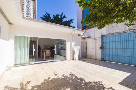 Casa à venda com 270m², 4 quartos e 2 vagas Casa à venda com 270m², 4 quartos e 2 vagasQuintal/Garagem