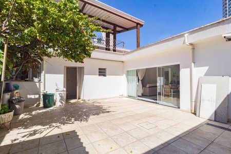 Casa à venda com 270m², 4 quartos e 2 vagas Casa à venda com 270m², 4 quartos e 2 vagasQuintal/Garagem