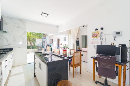 Casa à venda com 270m², 4 quartos e 2 vagas Casa à venda com 270m², 4 quartos e 2 vagasCozinha