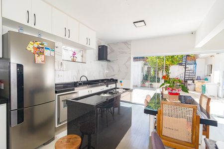 Casa à venda com 270m², 4 quartos e 2 vagas Casa à venda com 270m², 4 quartos e 2 vagasCozinha