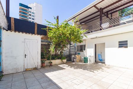 Casa à venda com 270m², 4 quartos e 2 vagas Casa à venda com 270m², 4 quartos e 2 vagasQuintal/Garagem