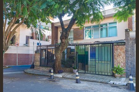 Casa à venda com 270m², 4 quartos e 2 vagas Casa à venda com 270m², 4 quartos e 2 vagasFachada