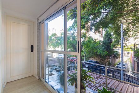 Casa à venda com 270m², 4 quartos e 2 vagas Casa à venda com 270m², 4 quartos e 2 vagasVaranda