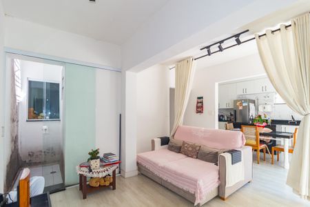 Casa à venda com 270m², 4 quartos e 2 vagas Casa à venda com 270m², 4 quartos e 2 vagasSala