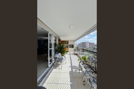 Apartamento para alugar com 178m², 3 quartos e 3 vagasVaranda
