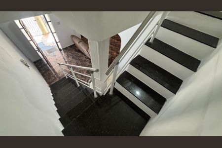 Casa à venda com 220m², 3 quartos e 2 vagasEscada