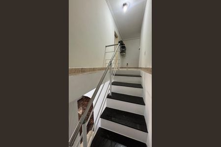 Casa à venda com 220m², 3 quartos e 2 vagasEscada