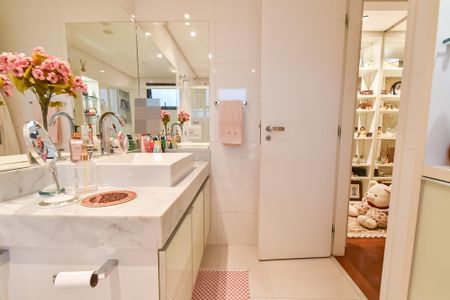 Apartamento à venda com 172m², 3 quartos e 3 vagasBanheiro da suíte 2