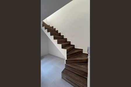 Apartamento para alugar com 90m², 2 quartos e 1 vagaEscada