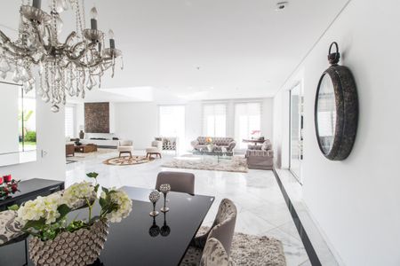 Casa de condomínio à venda com 462m², 5 quartos e 4 vagas Casa de condomínio à venda com 462m², 5 quartos e 4 vagasSala