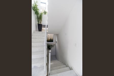 Casa de condomínio à venda com 462m², 5 quartos e 4 vagas Casa de condomínio à venda com 462m², 5 quartos e 4 vagasEscada