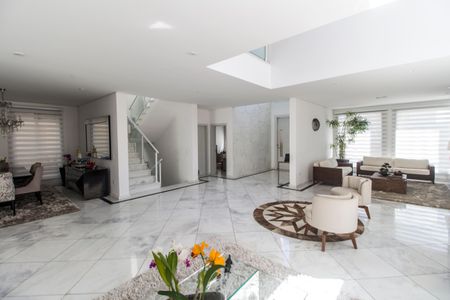 Casa de condomínio à venda com 462m², 5 quartos e 4 vagas Casa de condomínio à venda com 462m², 5 quartos e 4 vagasSala