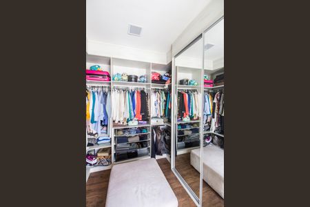Casa de condomínio à venda com 462m², 5 quartos e 4 vagas Casa de condomínio à venda com 462m², 5 quartos e 4 vagasCloset da suíte