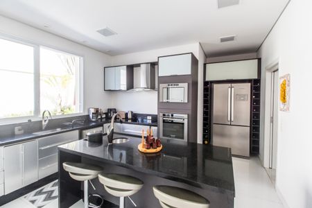 Casa de condomínio à venda com 462m², 5 quartos e 4 vagas Casa de condomínio à venda com 462m², 5 quartos e 4 vagasCozinha
