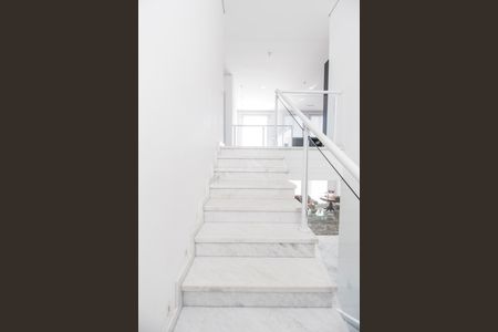 Casa de condomínio à venda com 462m², 5 quartos e 4 vagas Casa de condomínio à venda com 462m², 5 quartos e 4 vagasEscada