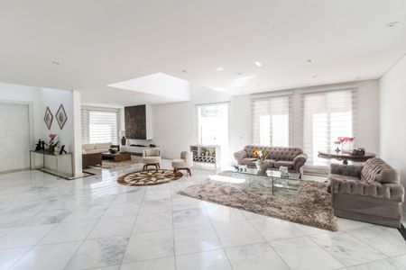 Casa de condomínio à venda com 462m², 5 quartos e 4 vagas Casa de condomínio à venda com 462m², 5 quartos e 4 vagasSala