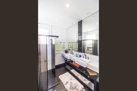 Casa de condomínio à venda com 462m², 5 quartos e 4 vagas Casa de condomínio à venda com 462m², 5 quartos e 4 vagasBanheiro da Suíte