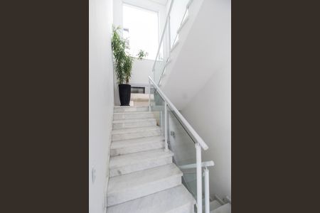Casa de condomínio à venda com 462m², 5 quartos e 4 vagas Casa de condomínio à venda com 462m², 5 quartos e 4 vagasEscada