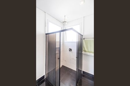 Casa de condomínio à venda com 462m², 5 quartos e 4 vagas Casa de condomínio à venda com 462m², 5 quartos e 4 vagasBanheiro da Suíte