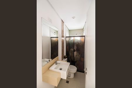Casa de condomínio à venda com 462m², 5 quartos e 4 vagas Casa de condomínio à venda com 462m², 5 quartos e 4 vagasBanheiro de serviço