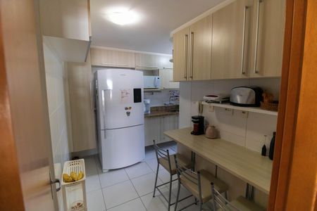 Apartamento à venda com 94m², 2 quartos e 1 vaga Apartamento à venda com 94m², 2 quartos e 1 vagaCozinha e Área de Serviço