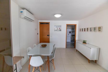 Apartamento à venda com 94m², 2 quartos e 1 vaga Apartamento à venda com 94m², 2 quartos e 1 vagaSala
